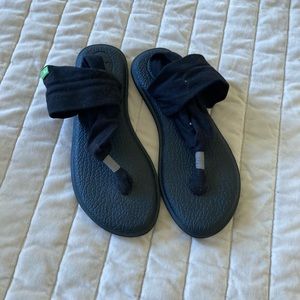 Sanuk yoga sandals